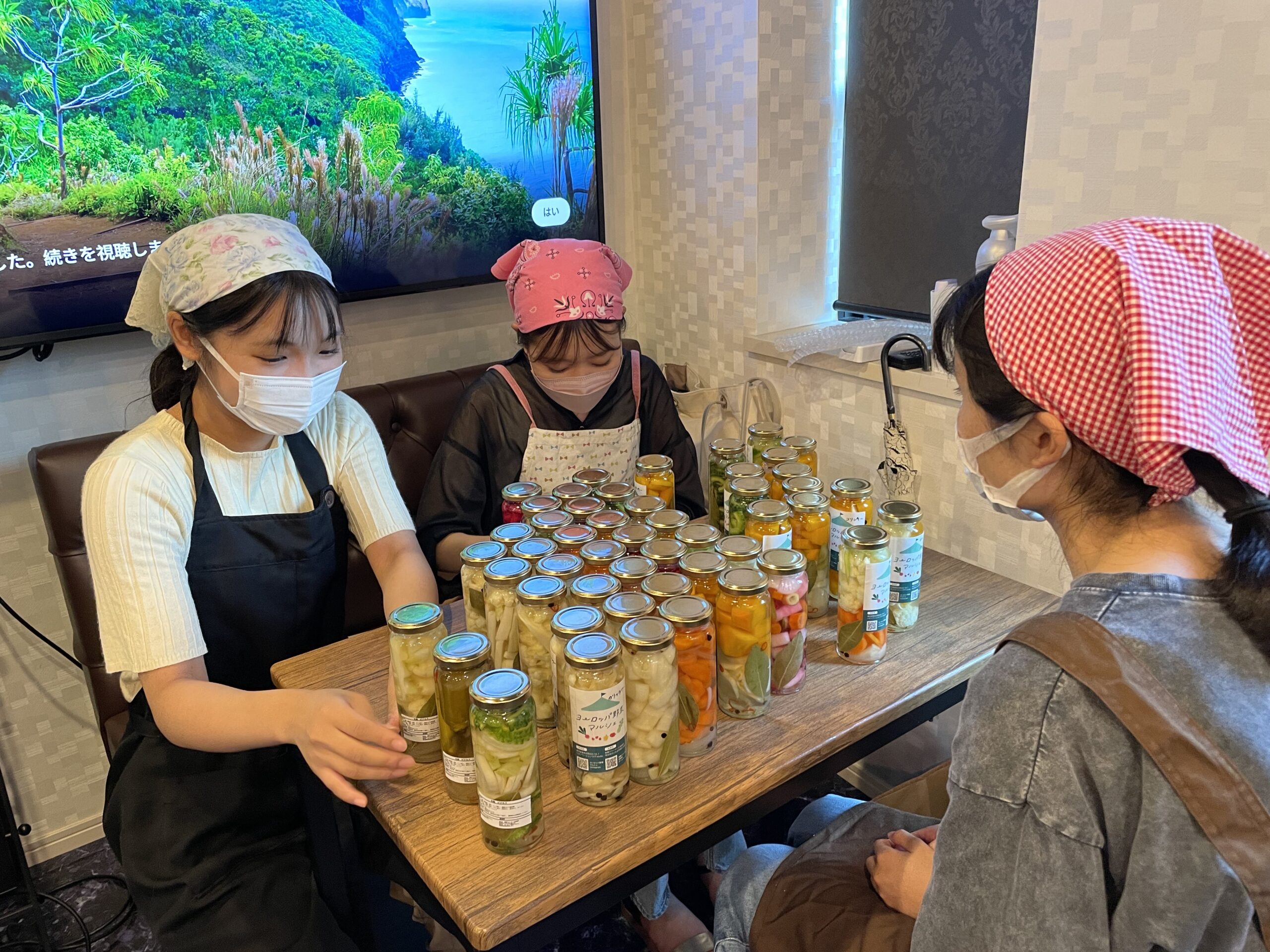 手作りピクルスを前にした、マルシェスタッフとお客様の交流