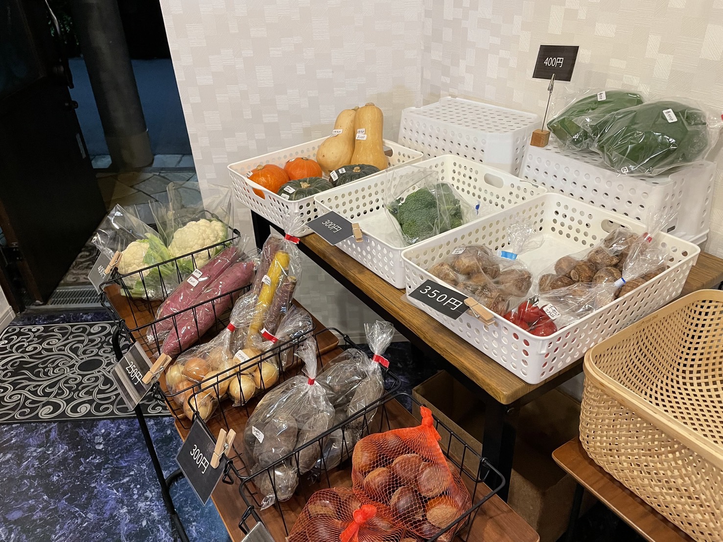 マルシェの店頭に並ぶ旬の野菜